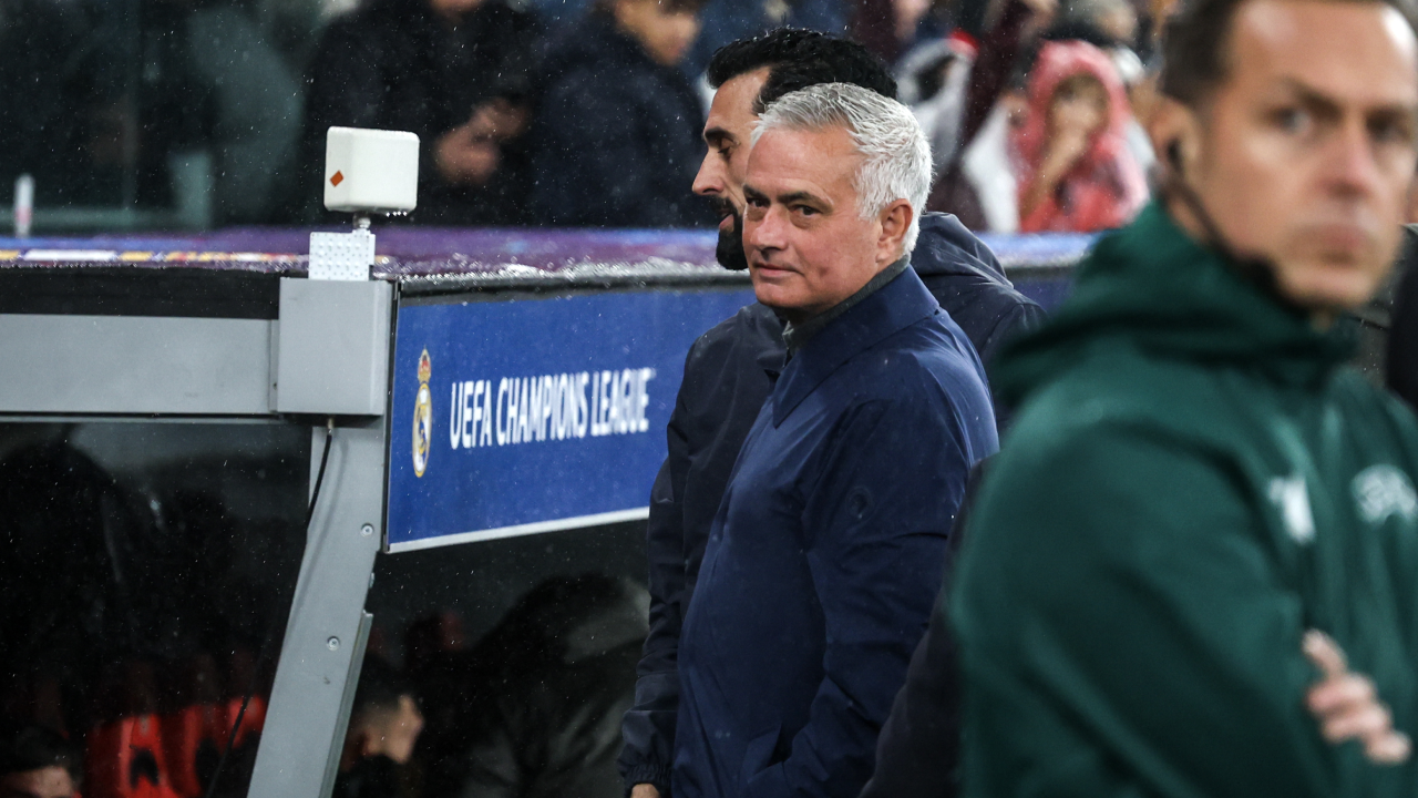 José Mourinho e Álvaro Arbeloa cumprimentam-se no Estádio da Luz