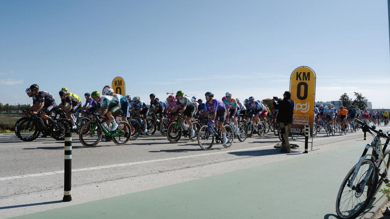 Ciclistas na Volta ao Algarve preparam-se para iniciar a competição