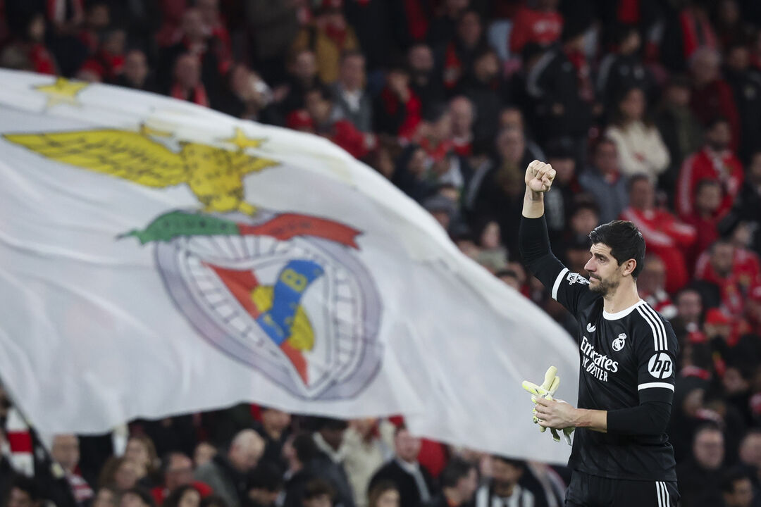 Courtois a festejar vitória do Real Madrid no Estádio da Luz