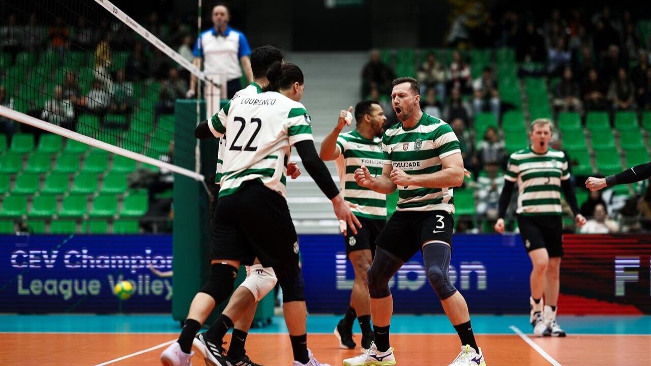 Jogadores do Sporting celebram ponto na Liga dos Campeões de voleibol