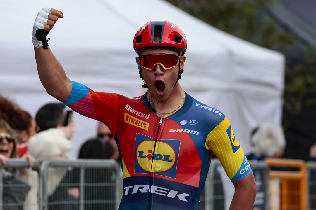 Jonathan Milan triunfal na 4.ª etapa da Volta aos Emirados