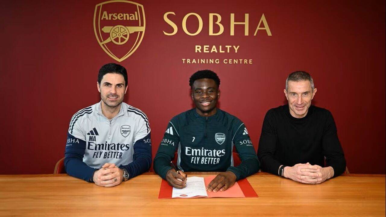 Bukayo Saka renova com o Arsenal