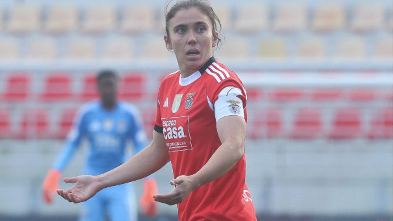 Pauleta, jogadora do Benfica, cumpre ritual diário de cuidados com a pele