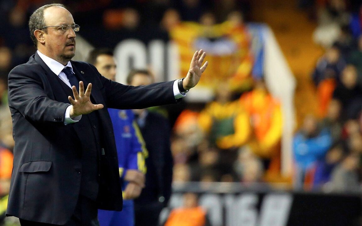Rafa Benítez gesticula durante um jogo de futebol