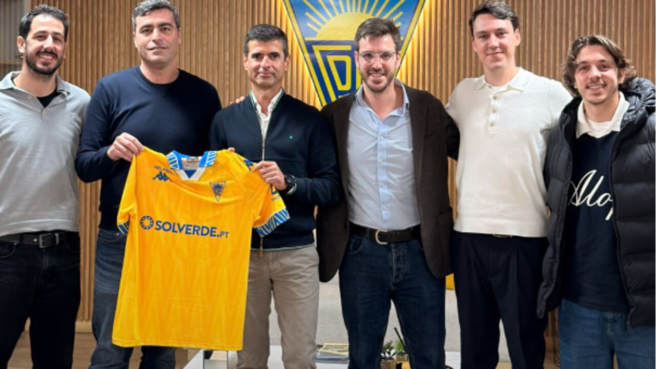 Grupo posa com camisola do clube de futebol Estoril Praia