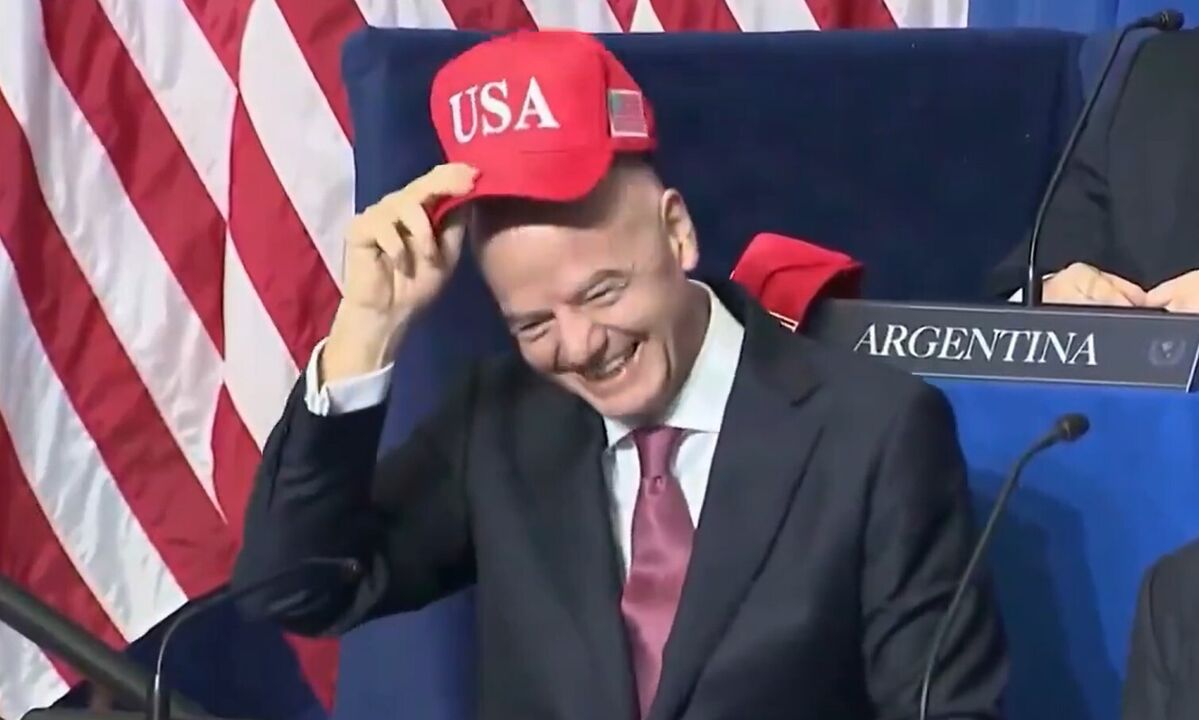 Infantino usa boné dos EUA oferecido por Trump e gera polémica