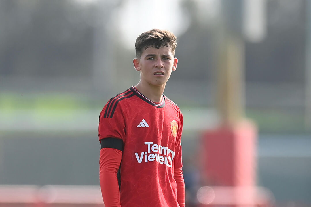 Irmão de jogador do Man. United acusado de tentativa de homicídio em Merseyside.
