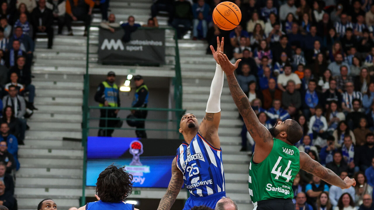 Basquetebolistas do FC Porto e Sporting disputam a bola num jogo