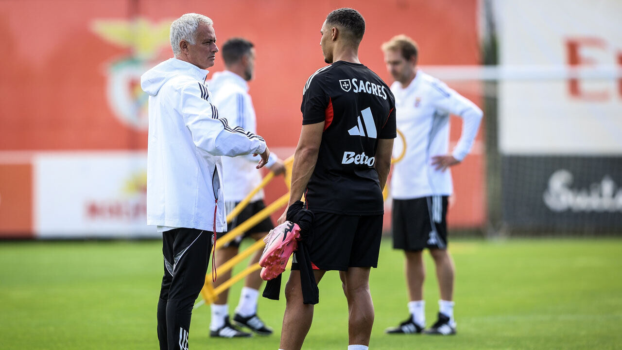 Mourinho com Bah no treino do Benfica