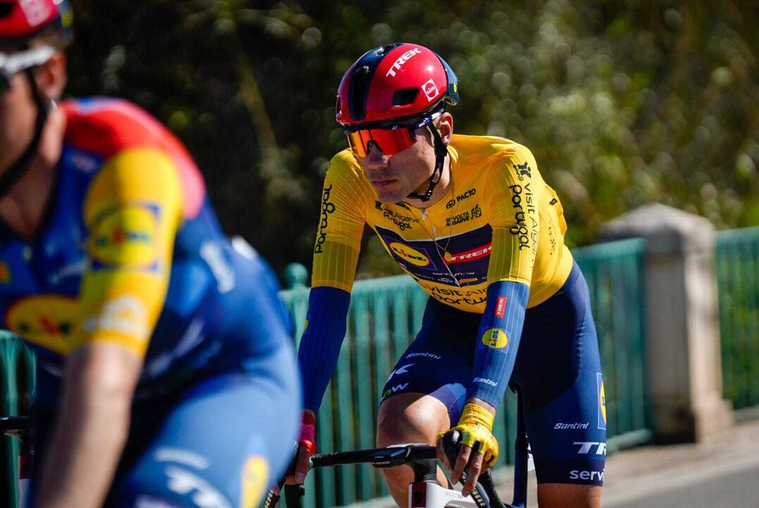 Juan Ayuso (Lidl-Trek) continua na liderança