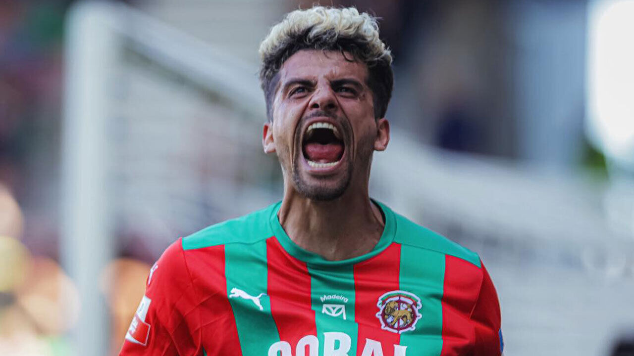 Romain Correia festeja golo marcado ao Sporting B