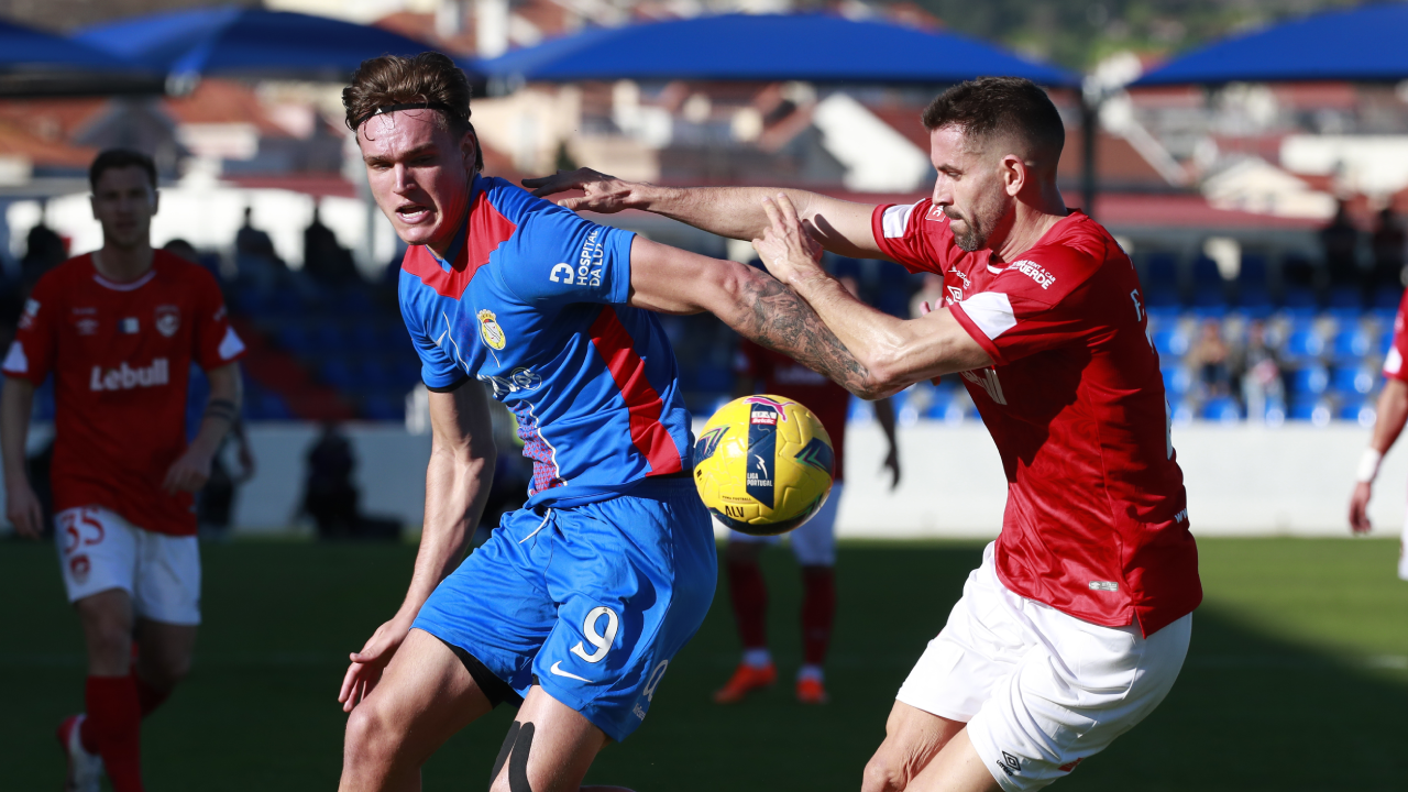 Marezi e Venâncio disputam a bola durante o Alverca-Santa Clara