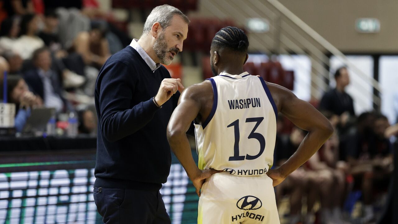 Fernando Sá comenta jogo com jogador do FC Porto