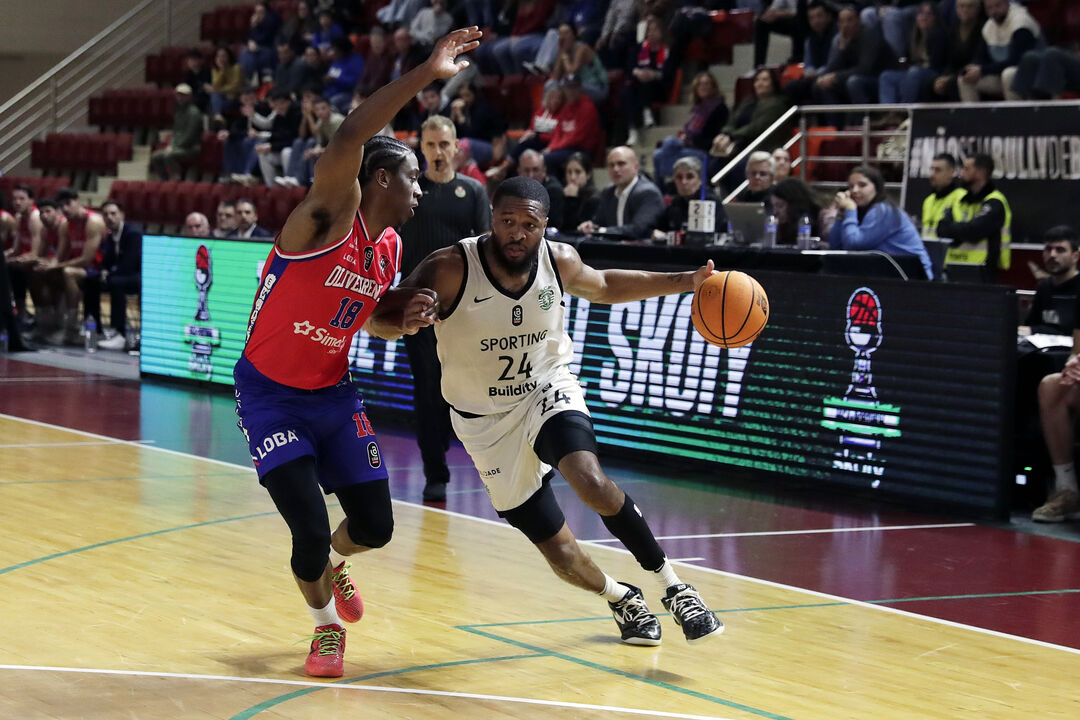 Malik Morgan no Sporting-Oliveirense