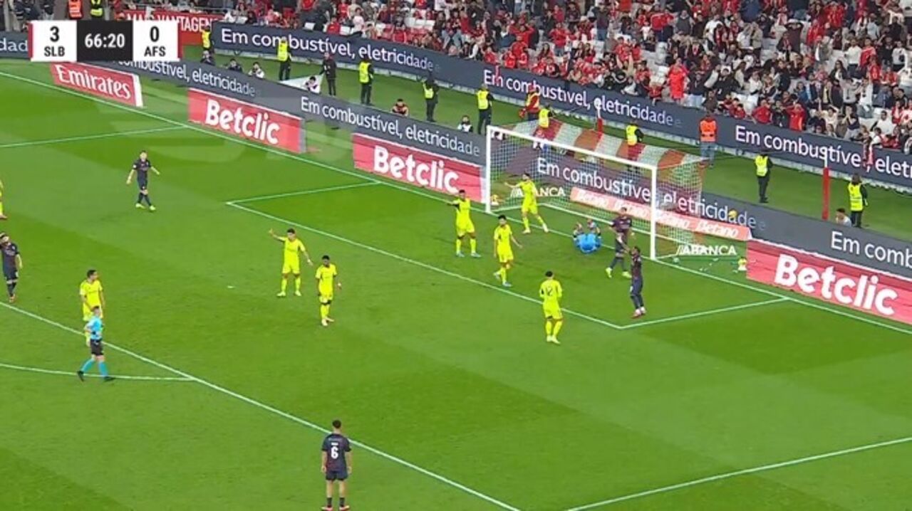 Benfica reclama de decisão ao minuto 67