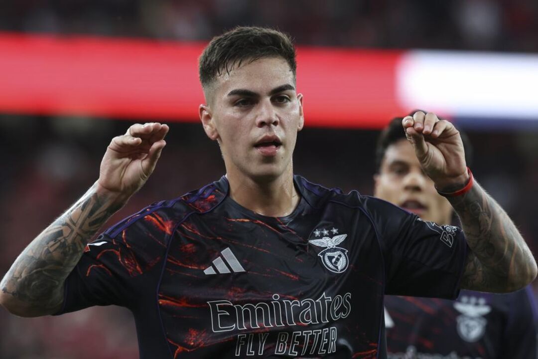 Enzo Barrenechea festeja golo frente ao AVS SAD