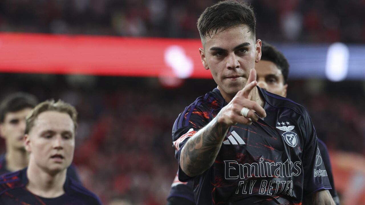 Enzo Barrenechea festeja golo frente ao AVS SAD