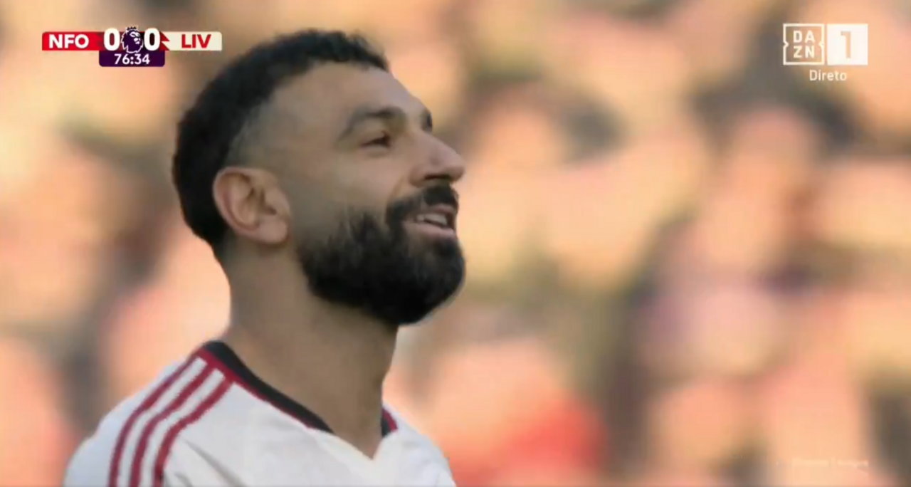 Reação de Mo Salah ao ser substituído no Liverpool-Nottingham