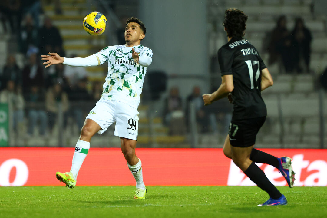 Yan Lincon em ação no jogo com o Sporting