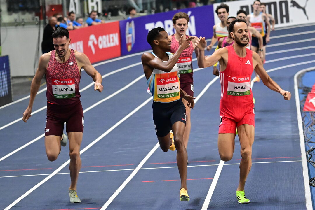Atletas competem nos 1500 metros em Toruń, incluindo Tshepiso Masalela