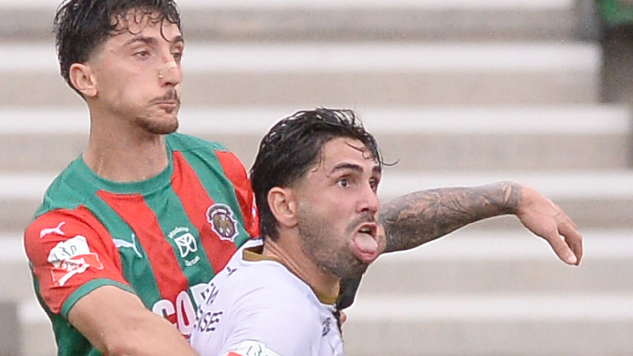 Central (à esquerda) parou por lesão