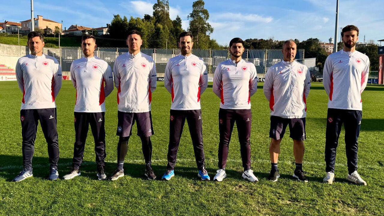 Ricardo Silva (ao centro) é o novo treinador da Oliveirense