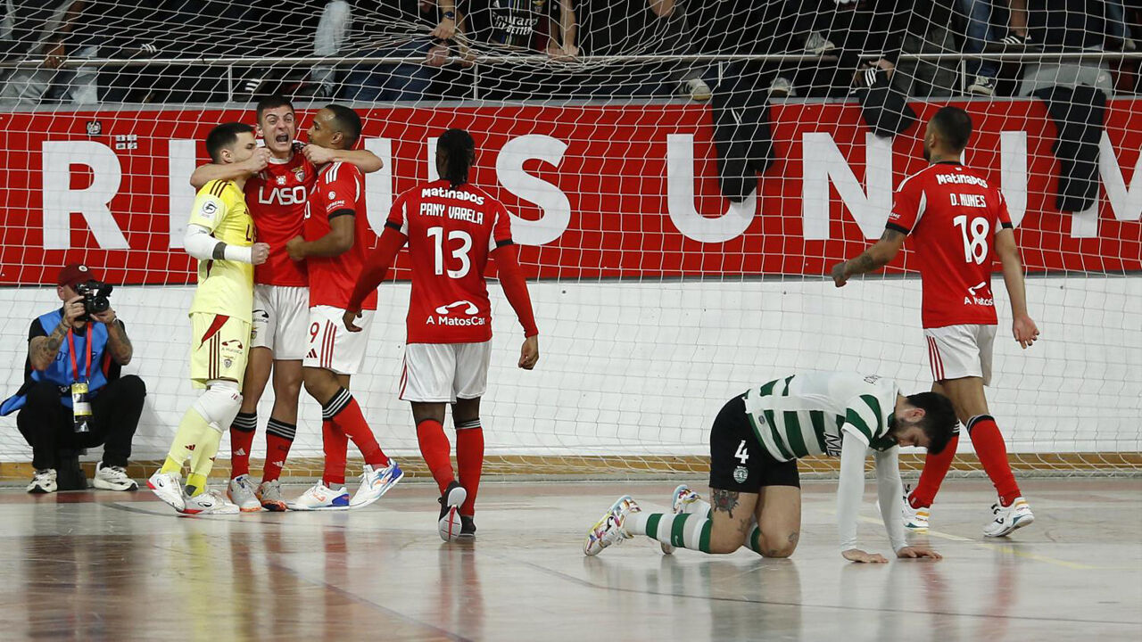 Jogadores do Benfica fazem a festa frente ao Sporting
