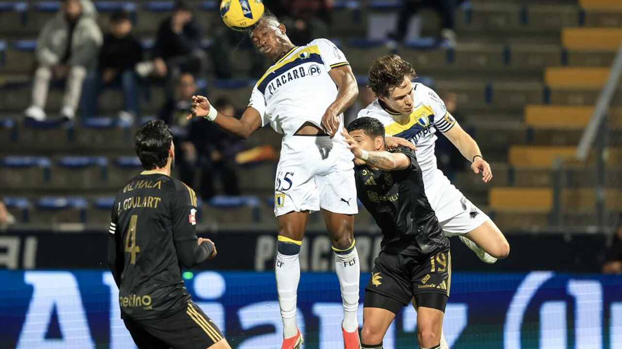 João Goulart (à esquerda) em ação frente ao Famalicão