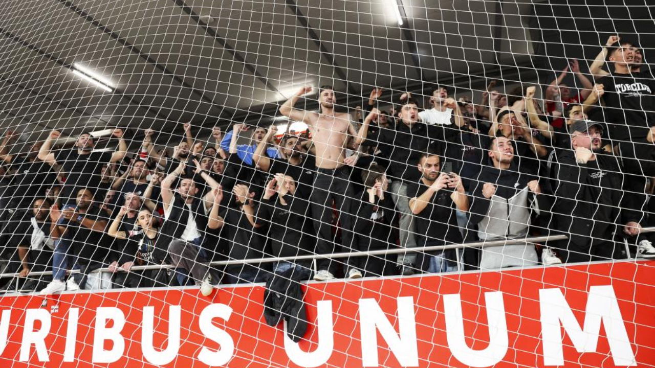 Adeptos do Benfica durante o jogo com o Sporting na Liga dos Campeões de futsal