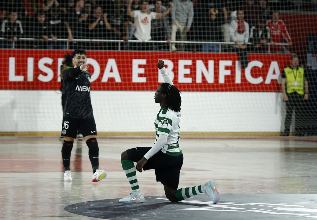 Zicky Té faz gesto antirracismo