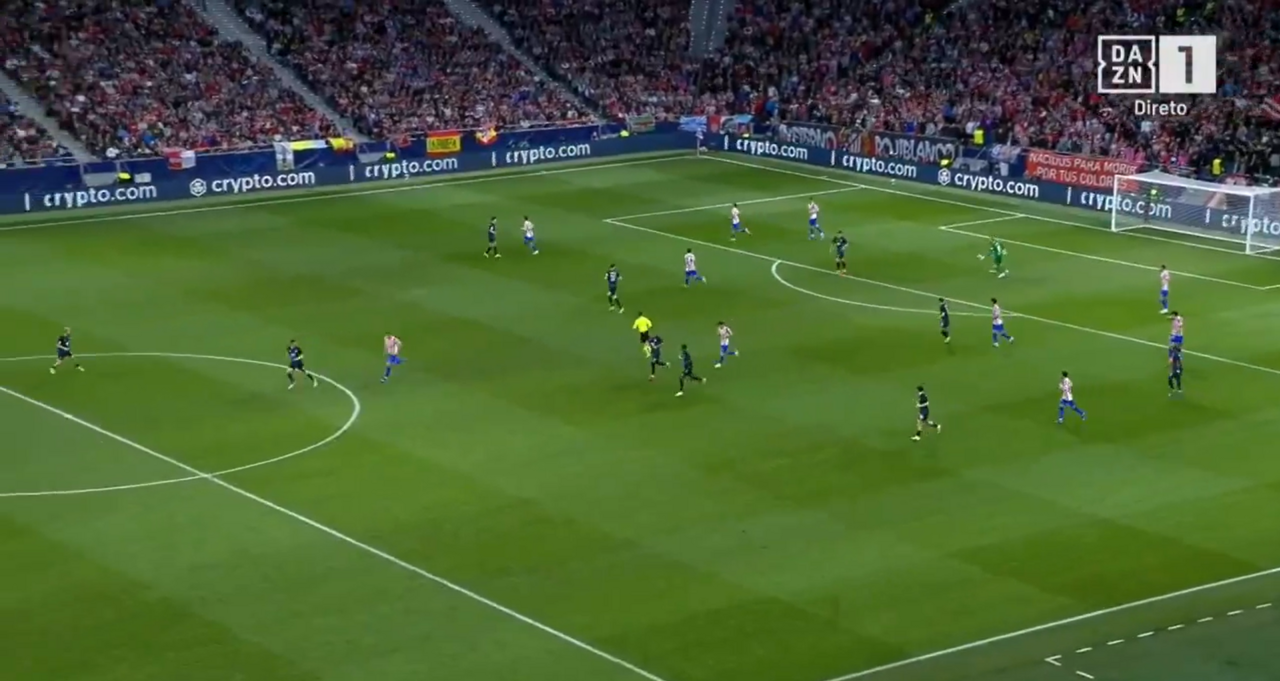 O momento em que Oblak assistiu Sorloth para o golo do Atlético Madrid frente ao Club Brugge