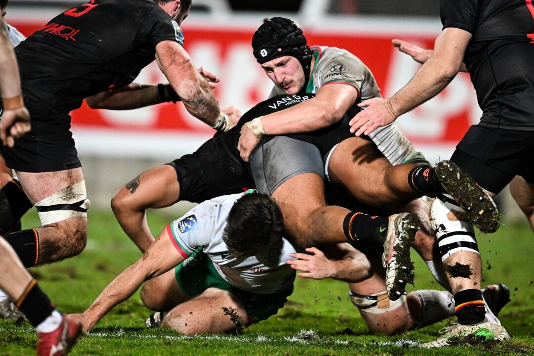 José Madeira lidera equipa dos Lobos num jogo de râguebi.
