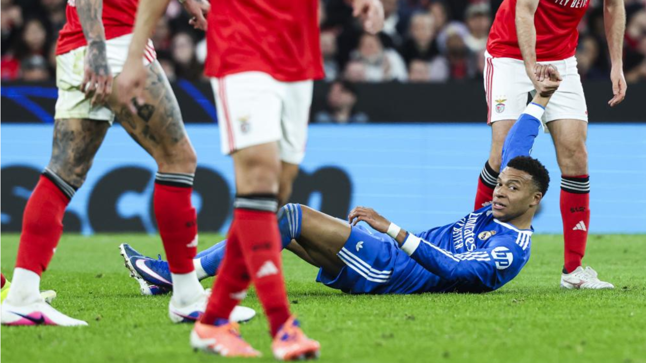 Mbappé é levantado por um jogador do Benfica durante o jogo no Estádio da Luz