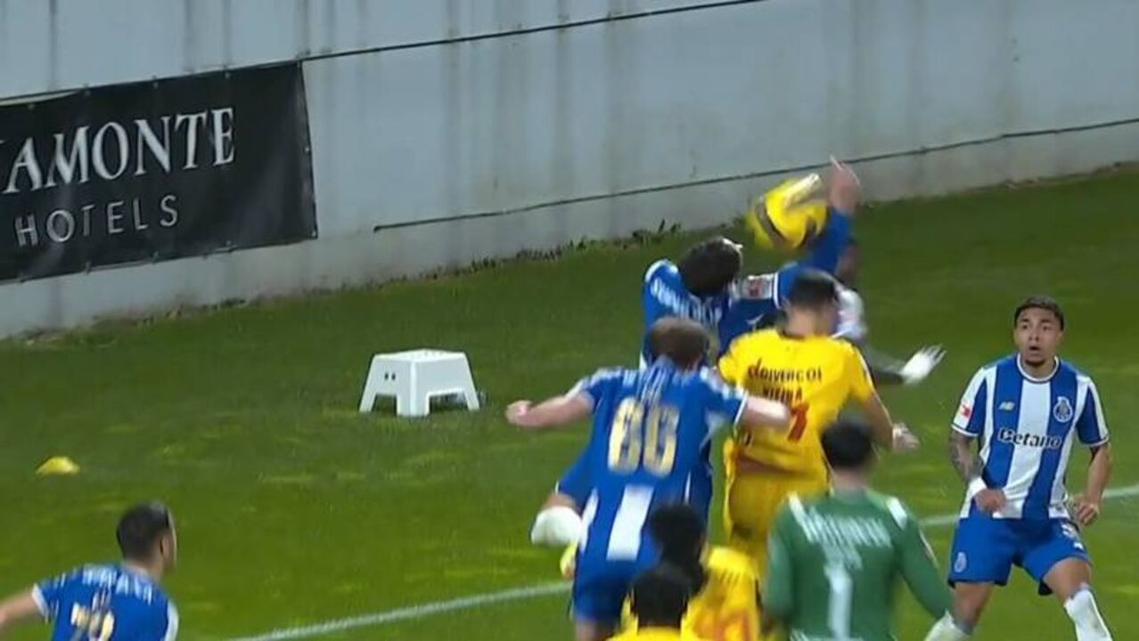 P. Ferreira queixa-se de uma mão de Filipe Silva no último lance da partida