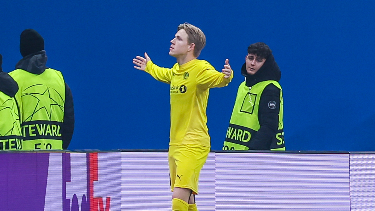 Jens Petter Hauge comemora com adeptos do Bodo/Glimt em Milão