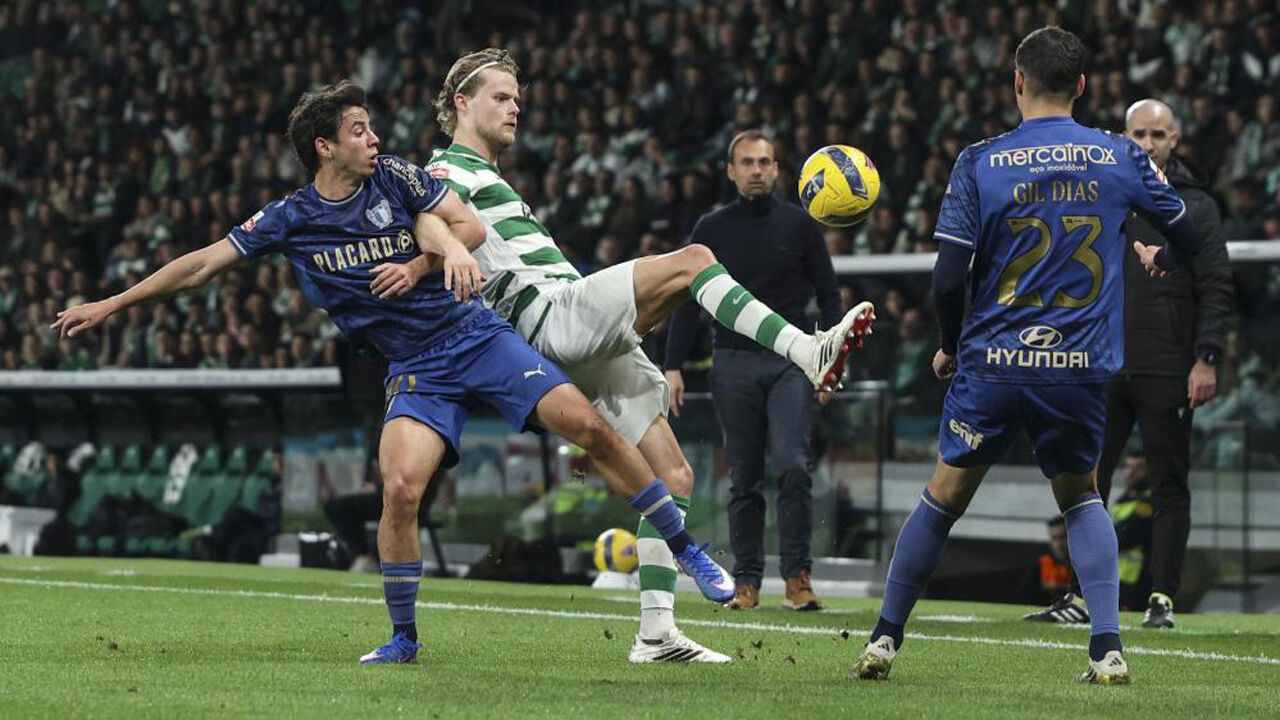 Pedro Santos (à esquerda) vai regressar ao onze do Famalicão