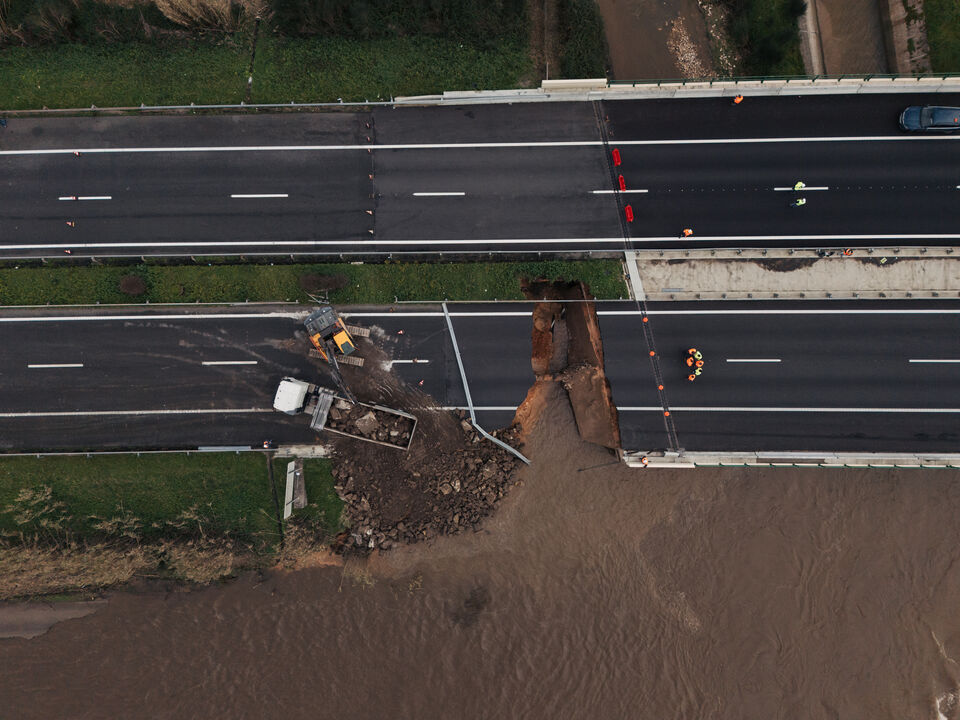 Colapso na A1 causa interdição e trabalhos de recuperação urgentes
