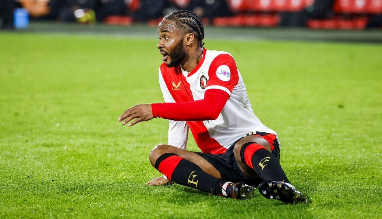 Sterling recebe apoio após críticas de Grealish e jogador do Everton