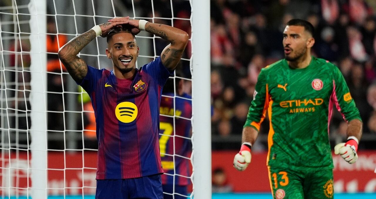 Raphinha, jogador do Barcelona, lamenta lance durante jogo