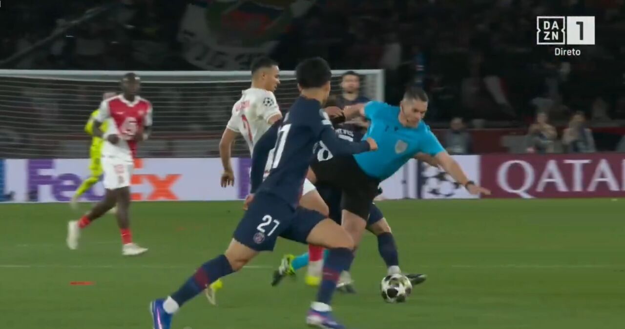 Neves reclama após choque caricato com o árbitro no jogo PSG - Monaco.
