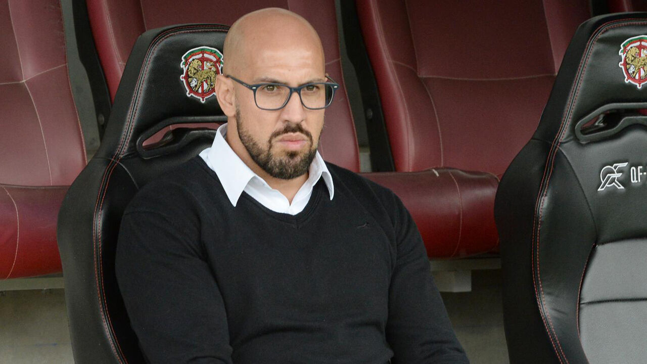 José Faria com dores de cabeça nas bolas paradas