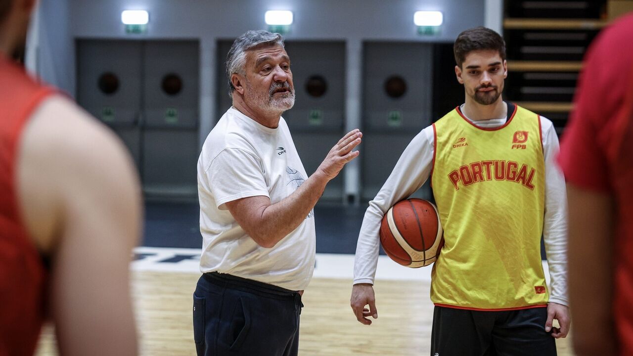 Treinador fala com jogador da seleção de basquetebol de Portugal
