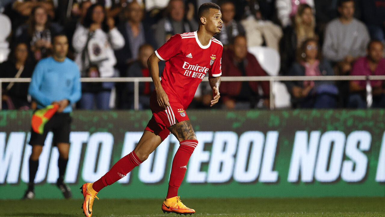 João Victor lamenta que se tenha lesionado ao serviço do Benfica