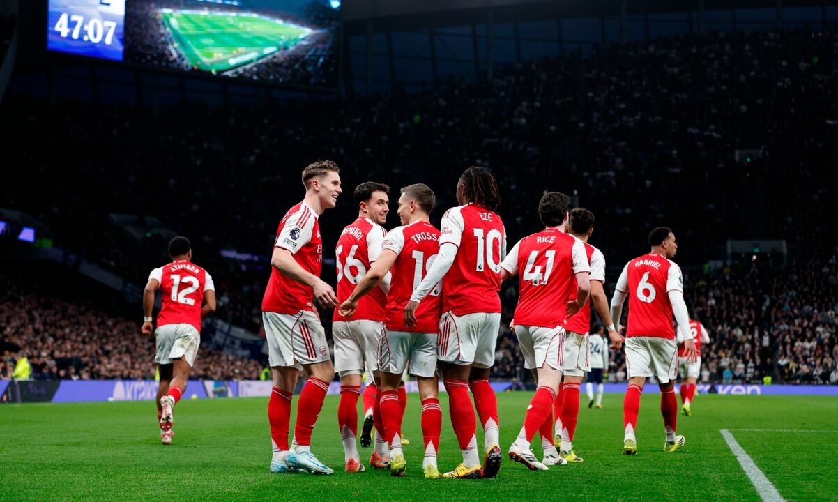 Craque do Arsenal recorda troca de camisolas com Cristiano Ronaldo e James Rodríguez