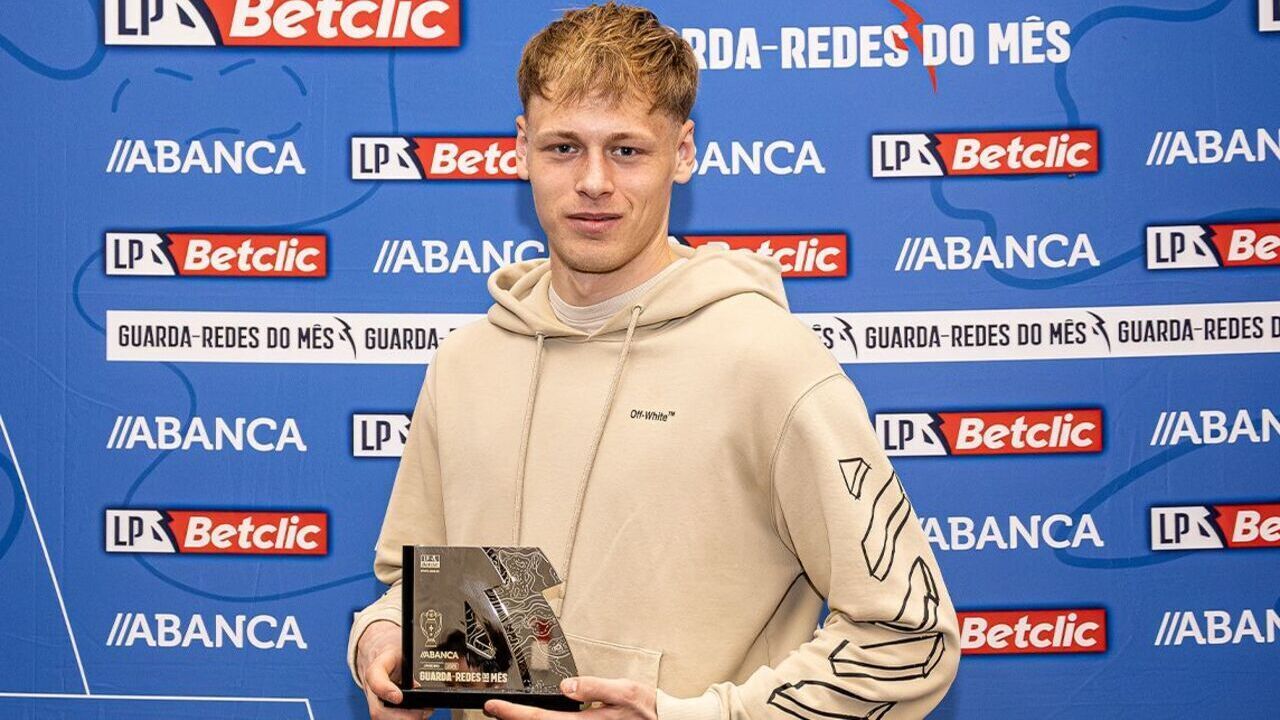 Lukas Hornicek recebe prémio de melhor guarda-redes do mês