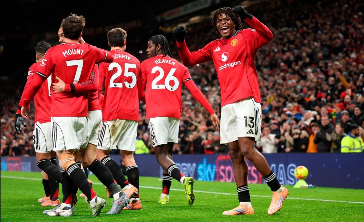 Jogadores do Manchester United celebram em Old Trafford