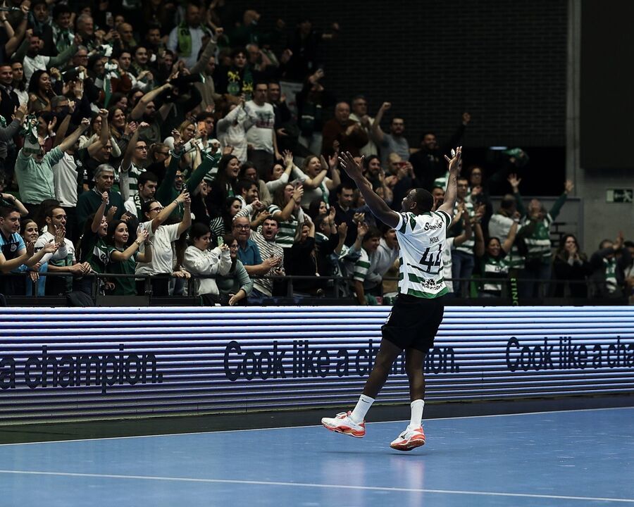 Christian Moga renova contrato com o Sporting e celebra com os adeptos