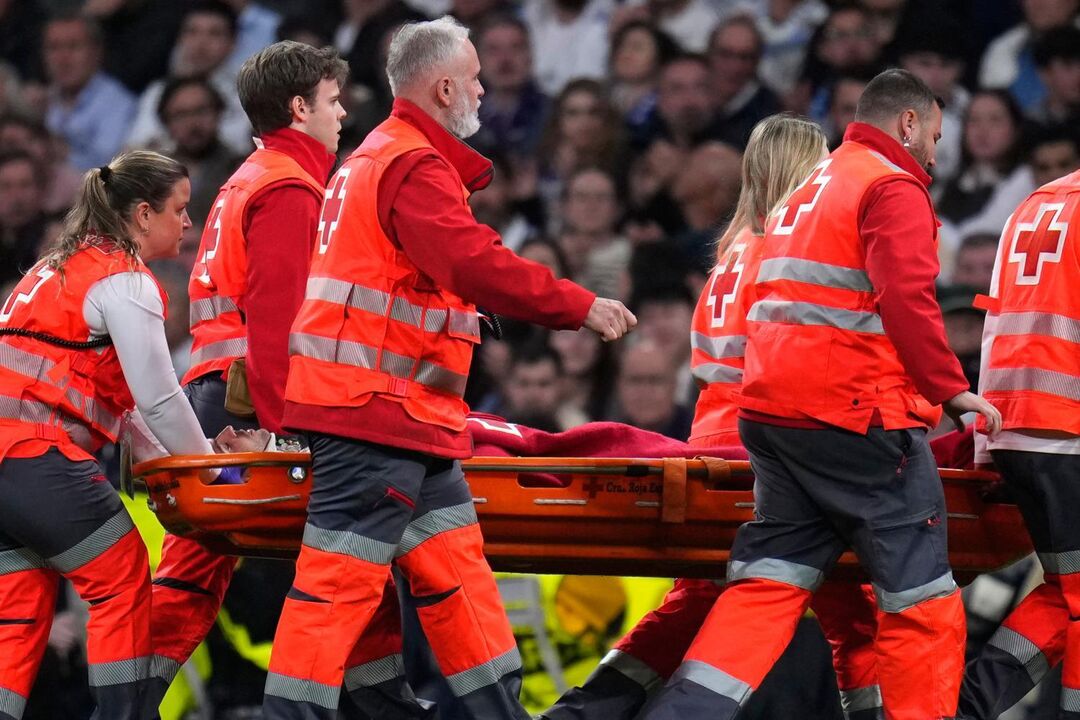 Asencio saiu de maca no Real Madrid-Benfica