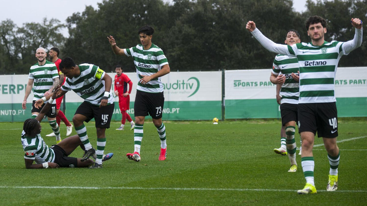 Tanlongo (à direita da imagem) festeja com os restantes companheiros