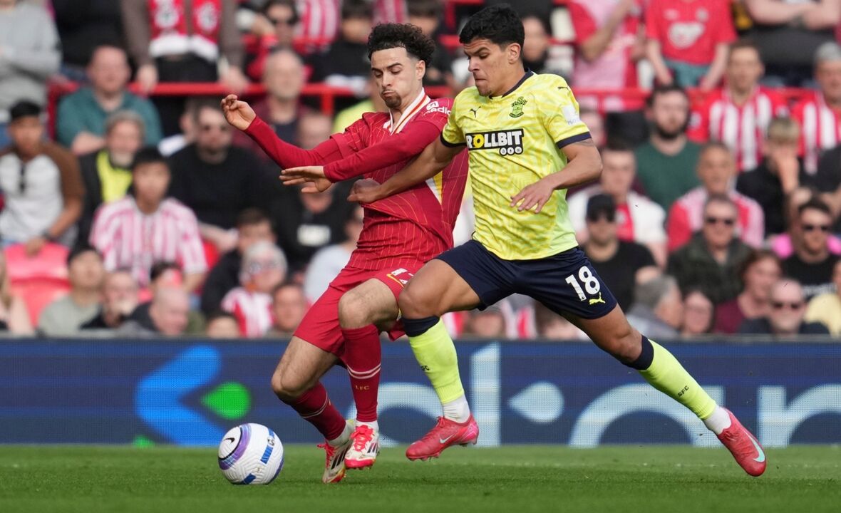 Curtis Jones na mira do Inter: médio do Liverpool é alvo